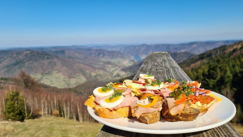 Jause mit Aussicht über den Spitzer Graben, © npjw Jause mit Aussicht über den Spitzer Graben, © npjw