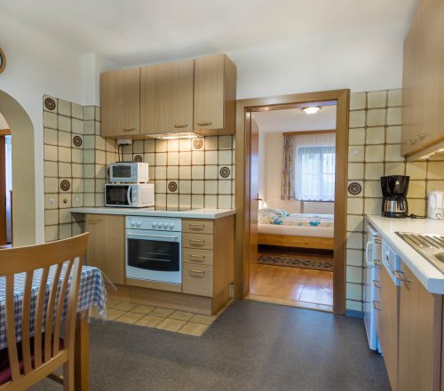 Kitchen in the Bergkirchner vacation apartment, © Familie Bergkirchner Kitchen with stove and microwave