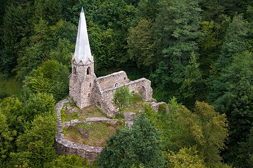 Burgkircherl Gossam aerial view, © Markus Haslinger Aerial view of an old castle ruin in the forest with a pointed tower.