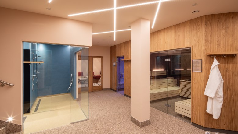 Saunabereich im Hotel Schwarzer Bär, © Lachlan Blair / Loxpix Moderner Wellnessbereich mit verschiedenen Saunen