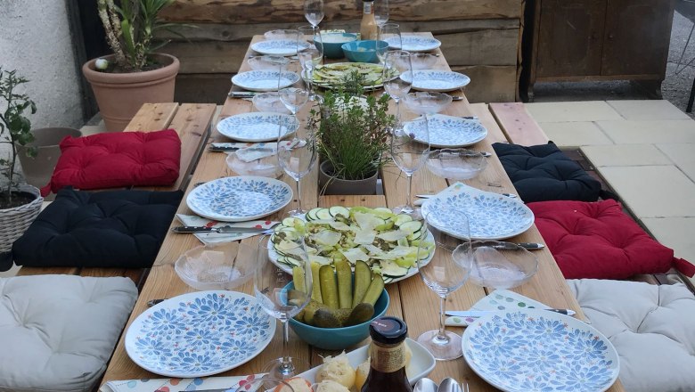 Jause im Hof genießen, © Romana Wiener Jause im Hof genießen, © Romana Wiener