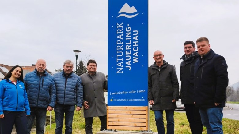 Naturpark-Eingangssäulen mit Bürgermeistern Naturpark-Eingangssäulen mit Bürgermeistern