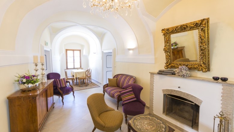 Hotel Barock-Landhof Burkhardt, © © Burkhardt Eleganter Raum mit Kamin, antiken Möbeln und Kronleuchter.