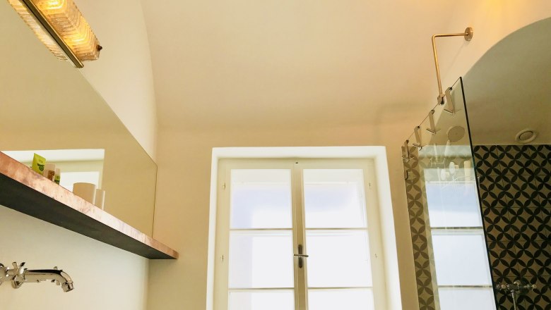 bad_1, © Fam. Georgoulopous Modernes Badezimmer mit Glasdusche und dekorativen Fliesen.