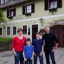 Familie Gebetsberger vor dem Weingut, © Gebetsberger Eine Familie steht vor einem Gebäude mit der Aufschrift 'Weinbau Gebetsberger'.