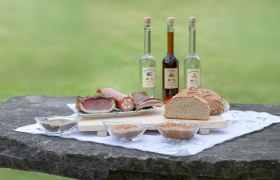 Mayer organic farm/nature park producer, © Gerda Jäggi Various organic products on an outdoor table.