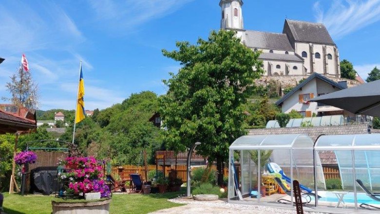 Garten mit Blick auf Kirche, © Familie Pemmer Garten mit Blick auf Kirche, © Familie Pemmer