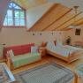 Dachschrägenzimmer im Haus Sundl, © Margit Siebenhandl Zimmer mit Dachschräge, Doppelbett und Couch