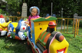 Auf dem Karusell im Familienpark Hubhof, © Familienpark Hubhof Kind auf buntem Karussellzug im Familienpark Hubhof.