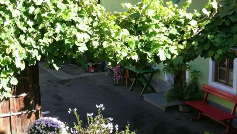 Inner courtyard of Gerstbauer House, © Haus Gerstbauer Inner courtyard with flowers and seating