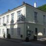 Machhörndl, © Machhörndl Historisches Gebäude mit grüner Fassade und mehreren Fenstern, beschildert als Gasthaus.
