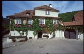 Hirtzberger Winery, © Weingut Hirtzberger Franz Traditional building decorated with vines and flowers.