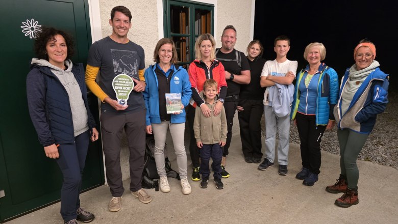 Nachtwanderung zum Jauerling-Gipfel mit Beate Birringer-Zauner vom Naturpark und dem Biologen Christian Raffetseder, © npjw Nachtwanderung zum Jauerling-Gipfel mit Beate Birringer-Zauner vom Naturpark und dem Biologen Christian Raffetseder, © npjw
