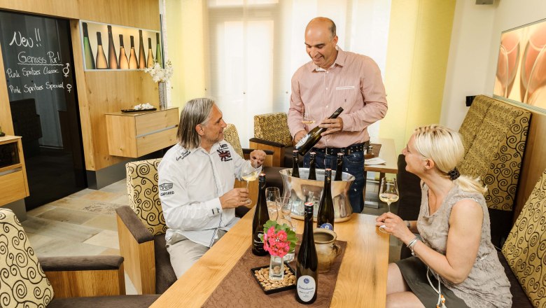 Beim Heurigen Strawanzer, © Rita Newman Martin Donabaum bei einer Weinverkostung im Weingut