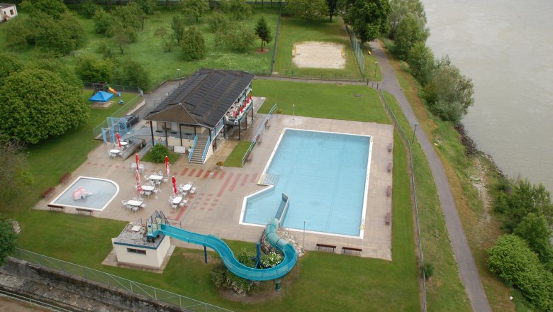 Freibad Spitz, © Lechner Franz Luftaufnahme eines Freibads mit Schwimmbecken, Rutsche und Liegewiese am Flussufer.