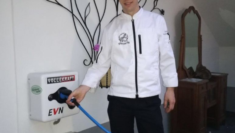 Charging stations, © Fam. Siebenhandl Roman Siebenhandl stands next to the e-charging stations