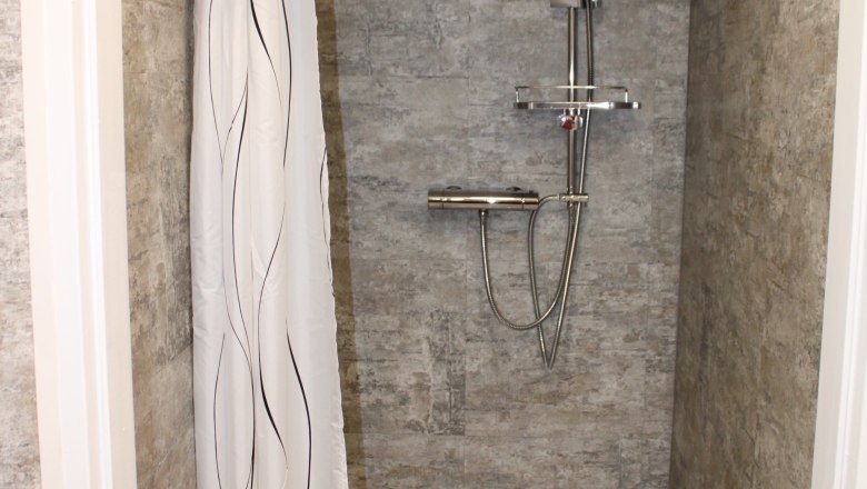 House Danube Shower, © Haus Donau, Hr. Benesics Modern shower with gray tiles and shower curtain.