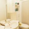 Appartement 2, © Ines Nejedly Kleines Badezimmer mit Waschbecken, Spiegel, Dusche und Toilette.
