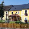Aussenansicht, © Familie Pemmer Gelbes Haus mit Garten und Holzzaun