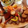 Barbecue platter at the Gasthof zur Venus, © Familie Mistelbauer Dish on a wooden board with knife