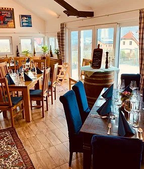 Im gemütlichen Gasthof zur Venus speisen, © Familie Mistelbauer Speisesaal mit Holztischen und Holzsesseln