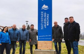 Naturpark-Eingangssäulen mit Bürgermeistern Naturpark-Eingangssäulen mit Bürgermeistern