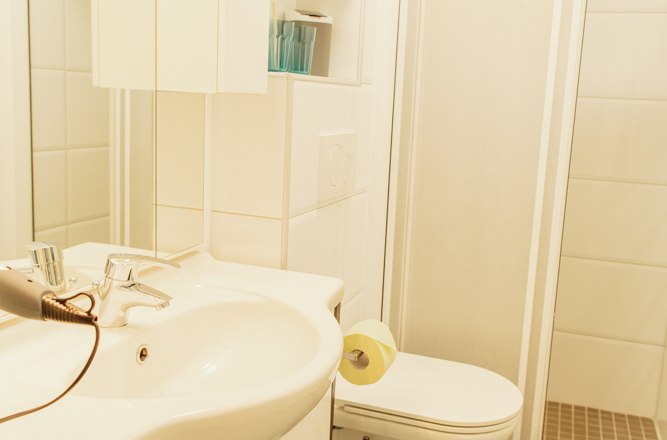 Appartement 2, © Ines Nejedly Modernes Badezimmer mit Waschbecken, Toilette und Dusche.