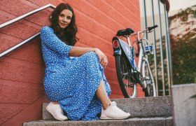 nextbike_sitzende-dame-mit-bike, © nextbike nextbike_sitzende-dame-mit-bike, © nextbike