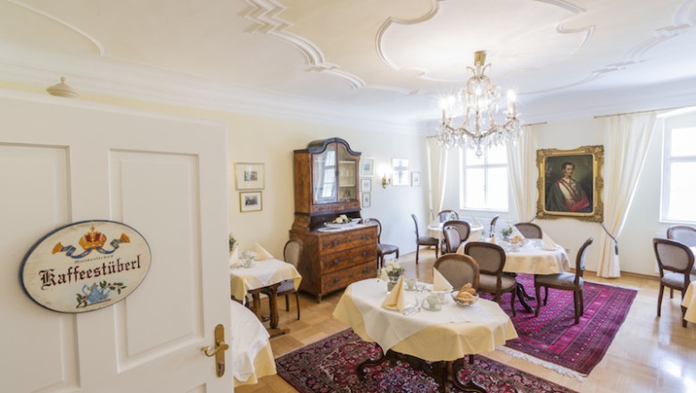 Barock-Landhof Burkhardt, © Burkhardt Elegantes Café im Barockstil mit Kronleuchter und antiken Möbeln.