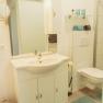 Appartement 1, © Ines Nejedly Modernes Badezimmer mit Waschbecken, Spiegel, Toilette und Regalen.