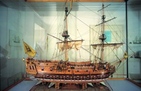 Schifffahrtsmuseum, © Schifffahrtsmuseum Modell eines historischen Segelschiffs in einer Glasvitrine im Schifffahrtsmuseum.
