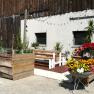 Urlaub am Jauerling_Im Hof, © Romana Wiener Ein Hof mit Holzbänken, Blumenkästen und bunter Lichterkette.