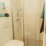 Appartement 2, © Ines Nejedly Kleines Badezimmer mit Dusche, Toilette und Handtüchern.