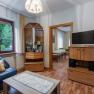 Wohnzimmeransicht in der Ferienwohnung Bergkirchner, © Familie Bergkirchner Wohnzimmer mit Glasschrank und Holzvitrine