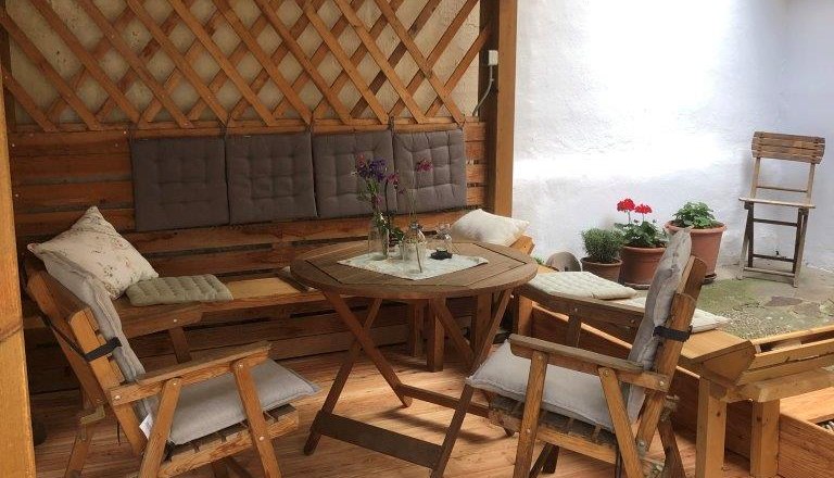 Sitting area in the courtyard, © Christina Hirtzberger-Wimmer Sitting area in the courtyard, © Christina Hirtzberger-Wimmer