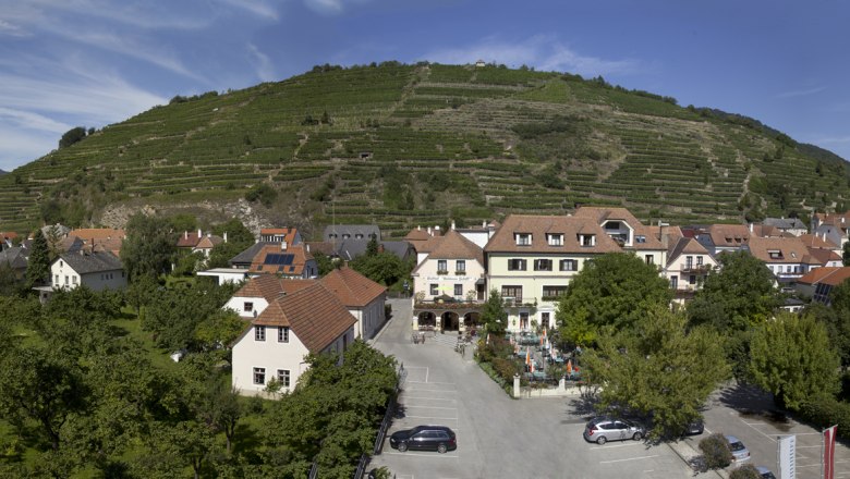 Panorama, © Paul Reiböck Panorama of a village with vineyards in the background.