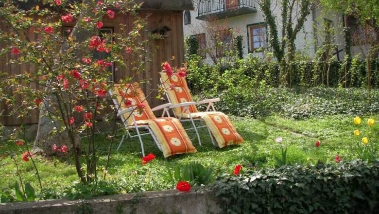 Garden loungers in the garden, © Haus Gerstbauer Two garden loungers on a meadow