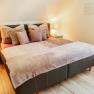 Apartment 2, © Ines Nejedly Cozy bedroom with double bed, bedside tables and lamps.