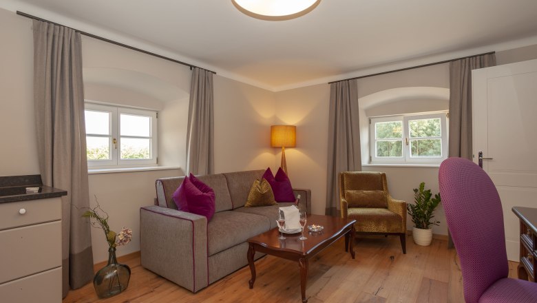 Moments of pleasure in the suite, © Fam. Pichler Elegant suite with sofa, armchair, table and decoration.