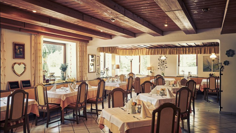 Einkehren in Maria Laach, © Niederösterreich Werbung/Andreas Hofer Gemütliches Restaurant mit Holzbalkendecke und gedeckten Tischen.