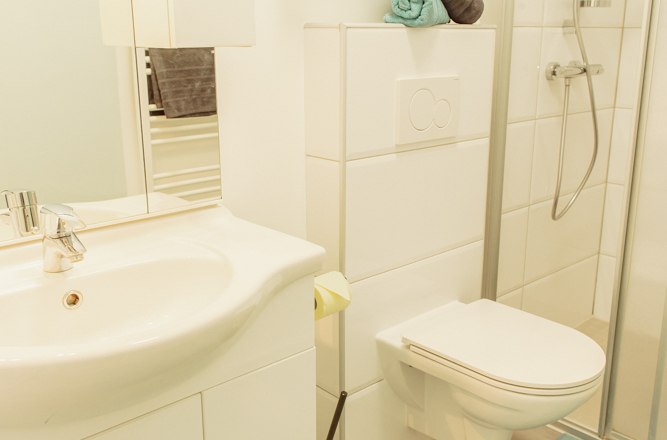 Appartement 1, © Ines Nejedly Modernes Badezimmer mit Dusche, Waschbecken und Toilette.