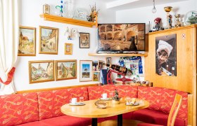 Gemütliche Sitzecke im Cafe Bruckner, © Georg Pomassl