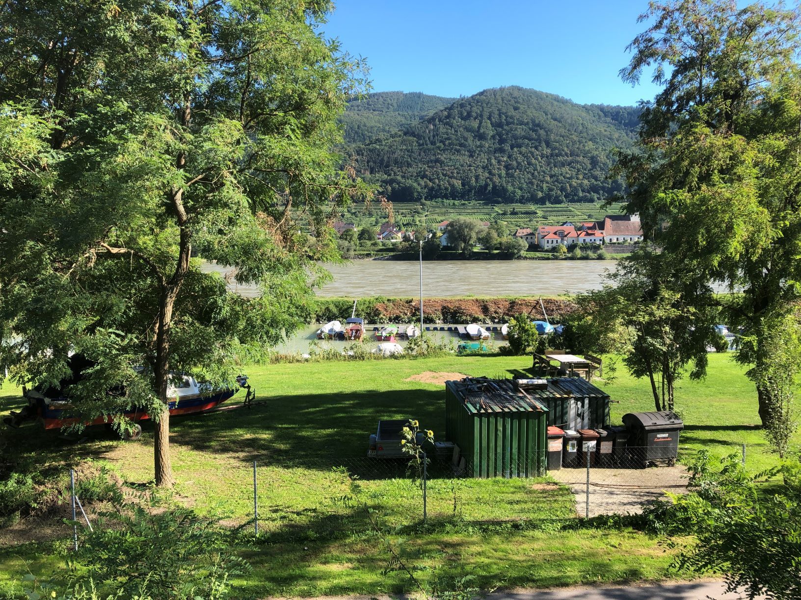 spitz-boote-mit-donau