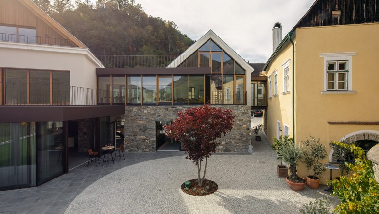 Garden view of the Mauritiushof with modern building and paved courtyard.