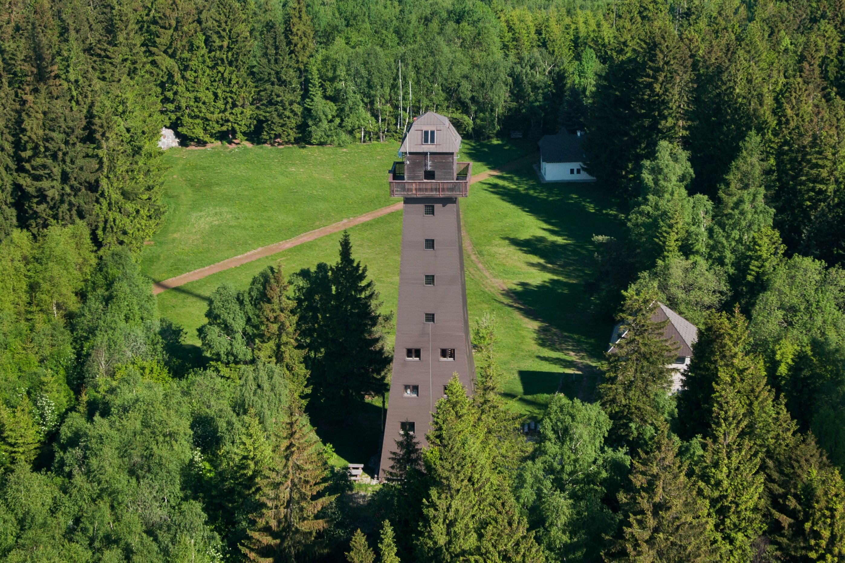 Aussichtswarte am Jauerling umgeben von Wald.