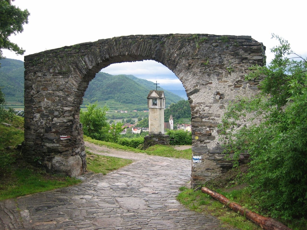 Das "Rote Tor" in Spitz, ein altes freistehendes Steinportal.