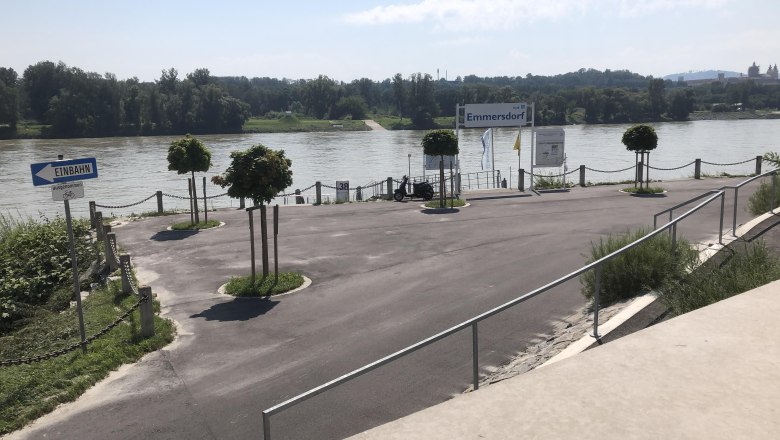 Anlegestelle Emmersdorf mit Fluss und Bäumen im Hintergrund.
