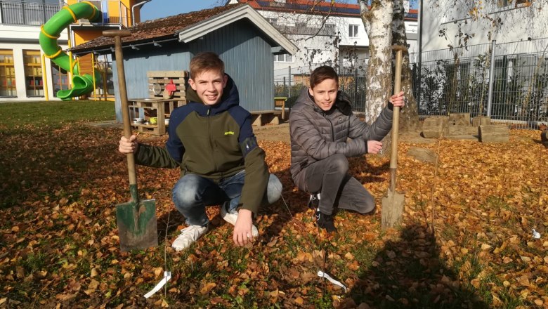 Marco und Alexander aus der Naturparkmittelschule Emmersdorf pflanzten eine Klimahecke., © NPS Emmersdorf