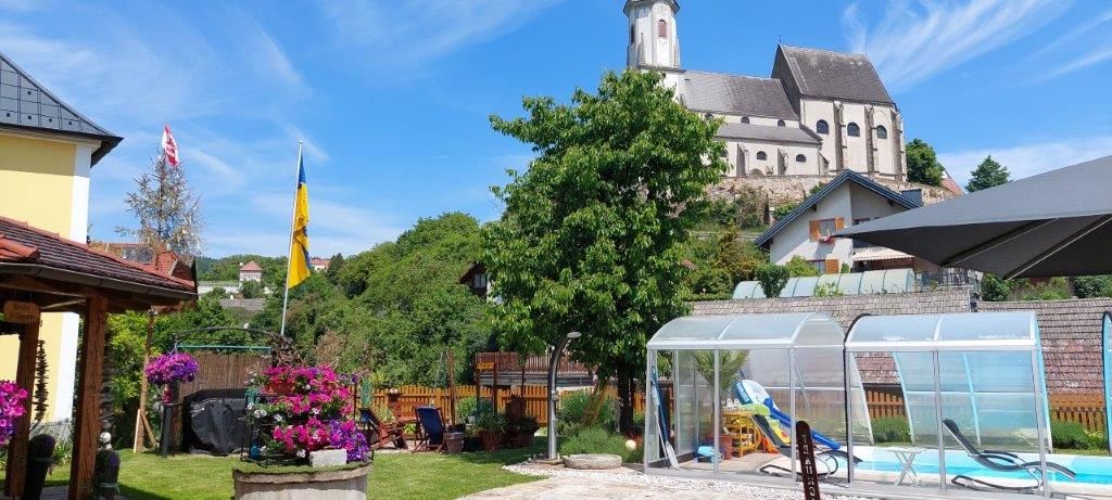 Garten mit Blick auf Kirche
