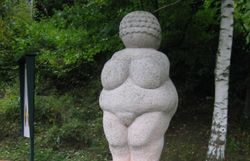 Eine Steinstatue auf einem Steinsockel, 